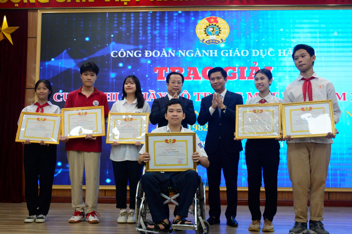 Lãnh đạo Sở GDĐT Hà Nội trao thưởng cuộc thi “Thầy cô trong mắt em” năm 2023 cho 6 học sinh.