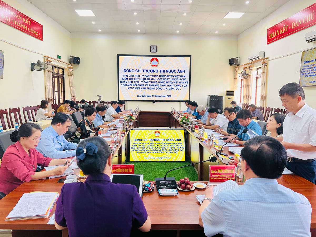 Quang cảnh buổi làm việc.