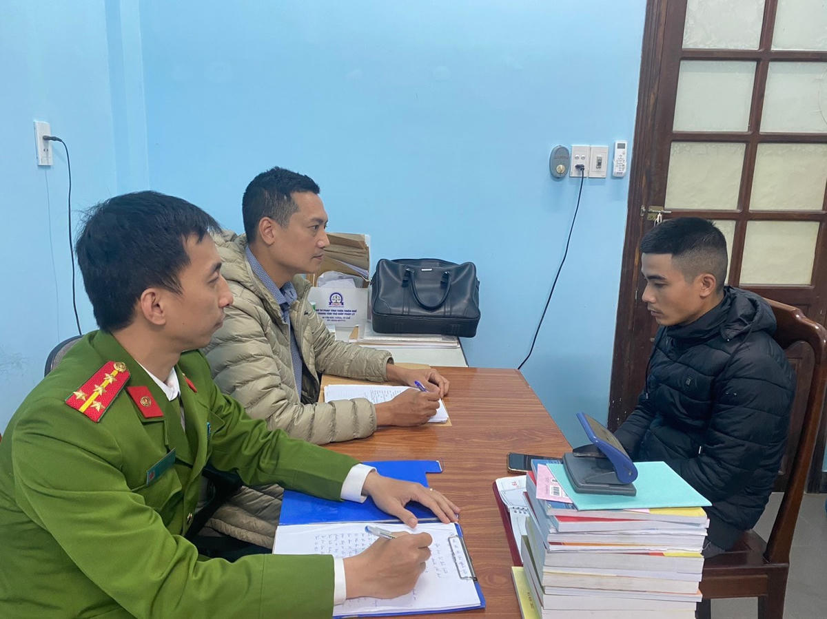 Đối tượng Lê Tấn Lương (bìa phải) tại cơ quan Công an.