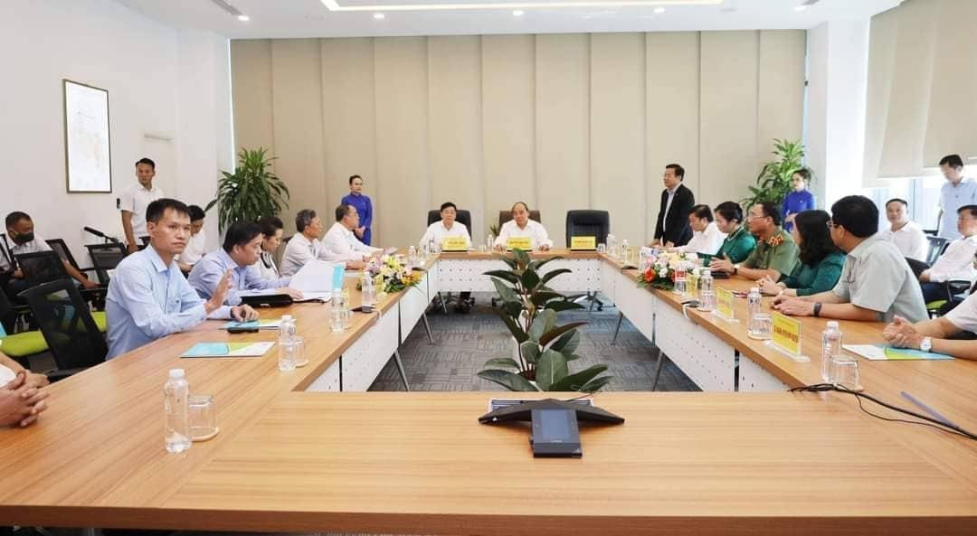 Chủ tịch nước Nguyễn Xuân Phúc làm việc tại Khu công nghiệp VSIP (Hưng Nguyên, Nghệ An).