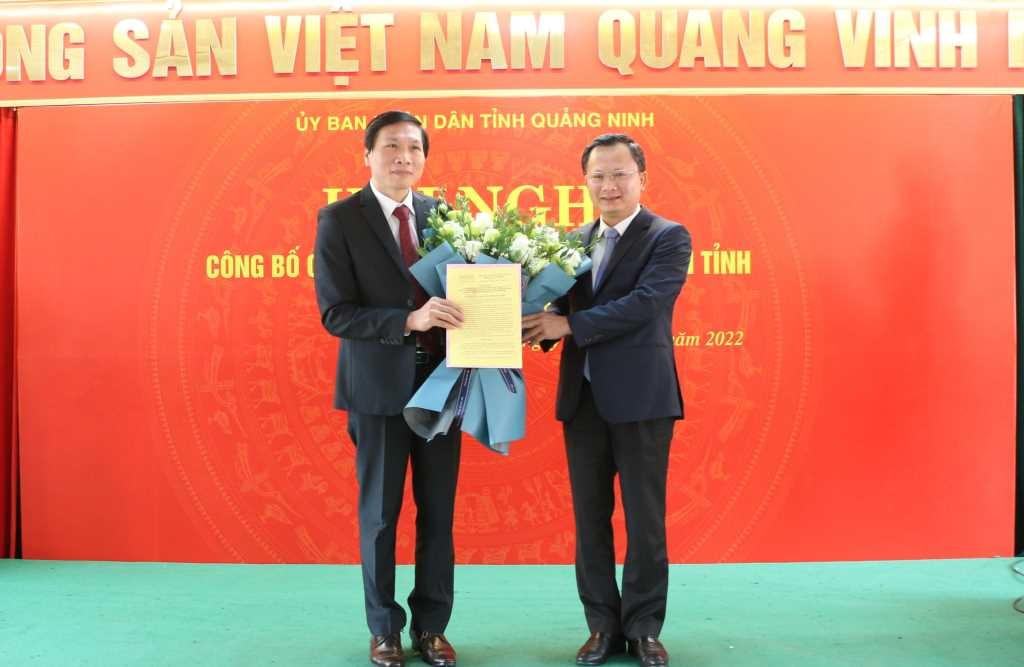 Quyền Chủ tịch UBND tỉnh Quảng Ninh Cao Tường Huy trao Quyết định của UBND tỉnh bổ nhiệm Giám đốc Bệnh viện Việt Nam - Thụy Điển Uông Bí cho ông Trần Anh Cường. Ảnh: QMG.