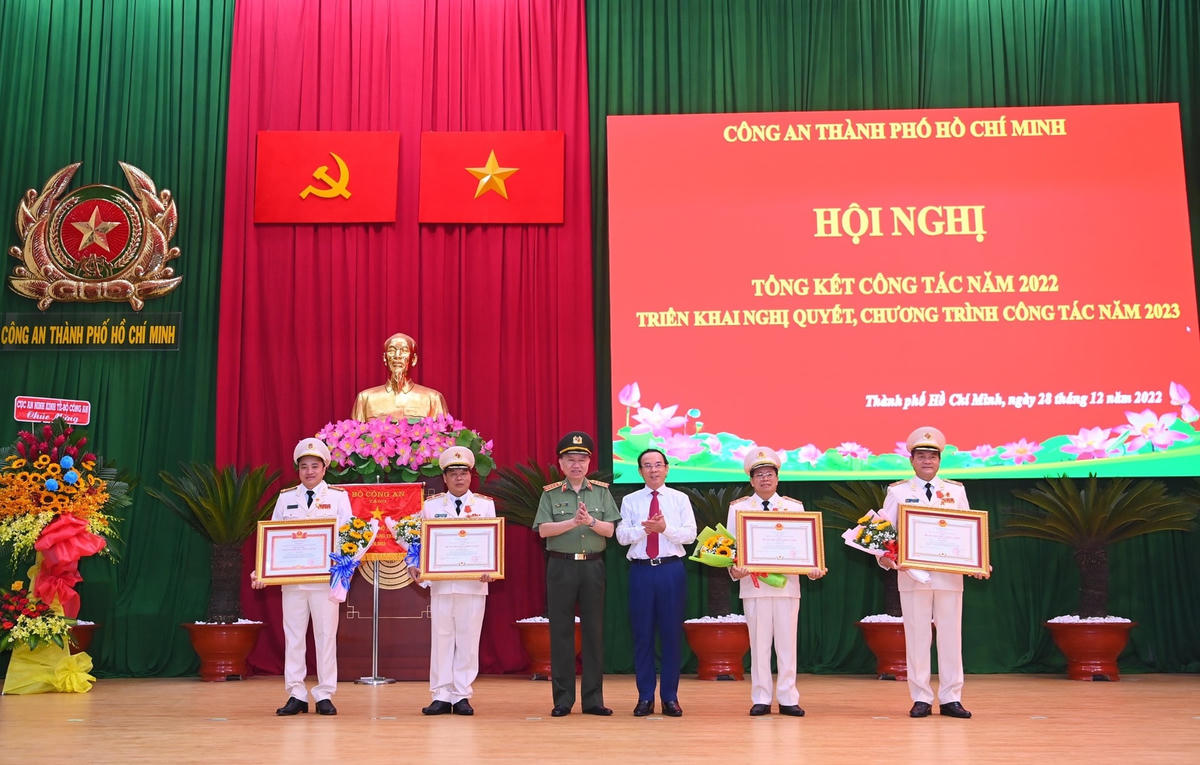 Đại tướng Tô Lâm, Bộ trưởng Bộ Công an và ông Nguyễn Văn Nên, Bí thư Thành ủy TP HCM trao Bằng khen cho các tập thể, cá nhận của Công an TP HCM được khen thưởng. Ảnh: Hồng Phúc.