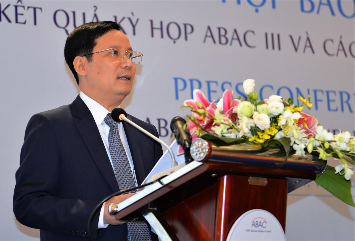 Chủ tịch Liên đoàn Thương mại và Công nghiệp Việt Nam (VCCI) Phạm Tấn Công phát biểu tại họp báo.