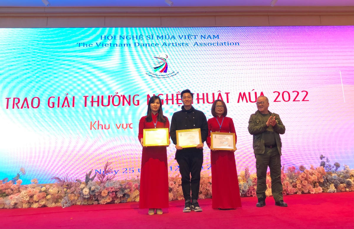 Hội Nghệ sĩ Múa Việt Nam trao tặng bằng khen cho các cá nhân có thành tích xuất sắc trong năm 2022.