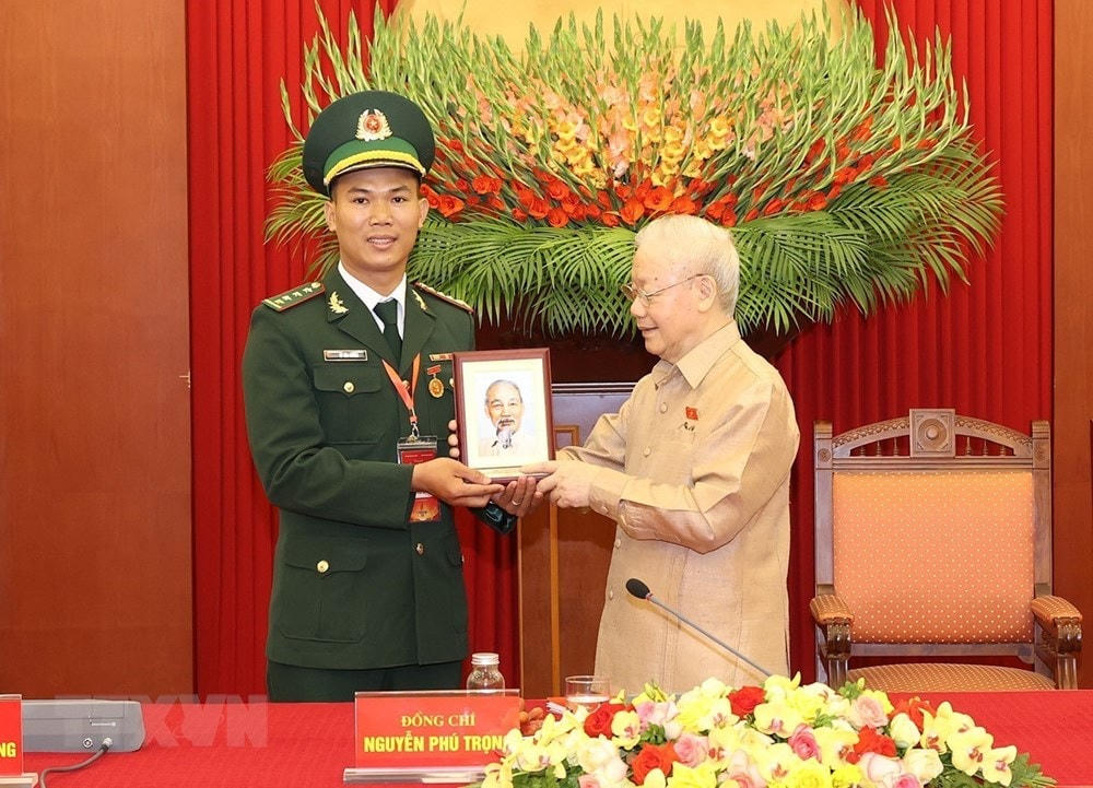 Tổng Bí thư Nguyễn Phú Trọng tặng bức chân dung Bác Hồ cho đại biểu điển hình tiêu biểu toàn quốc. Ảnh: Trí Dũng/TTXVN.