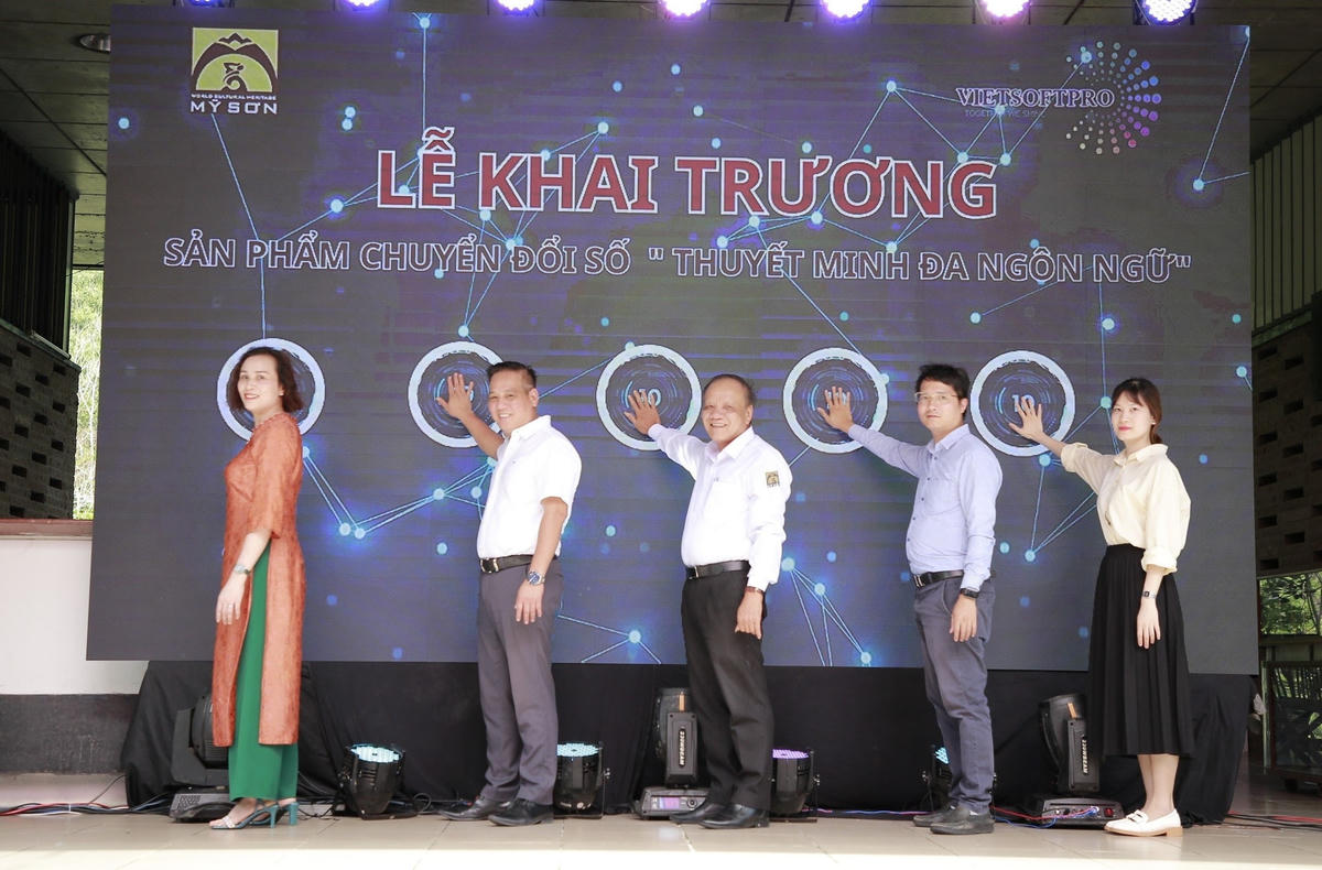 Đại biểu bấm nút khai trương sản phẩm thuyết minh đa ngôn ngữ.