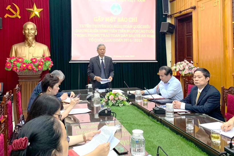 TS. Phan Văn Hùng, Phó Chủ tịch Trung ương Hội Người cao tuổi Việt Nam phát biểu tại buổi gặp mặt báo chí. 