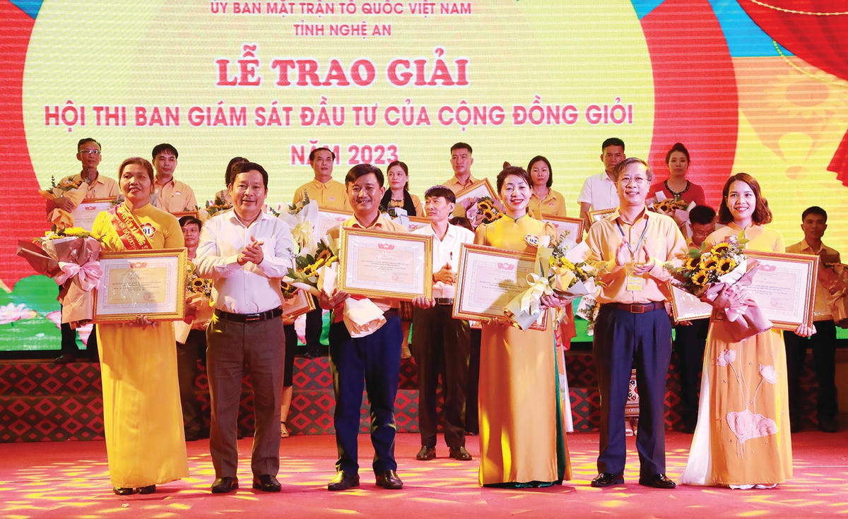 Bốn đội đạt giải nhì của hội thi. Ảnh: Điền Bắc