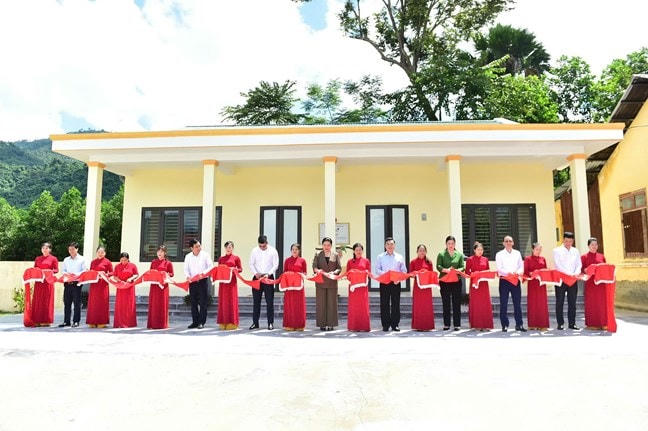 Các đại biểu cắt băng khánh thành phòng học.