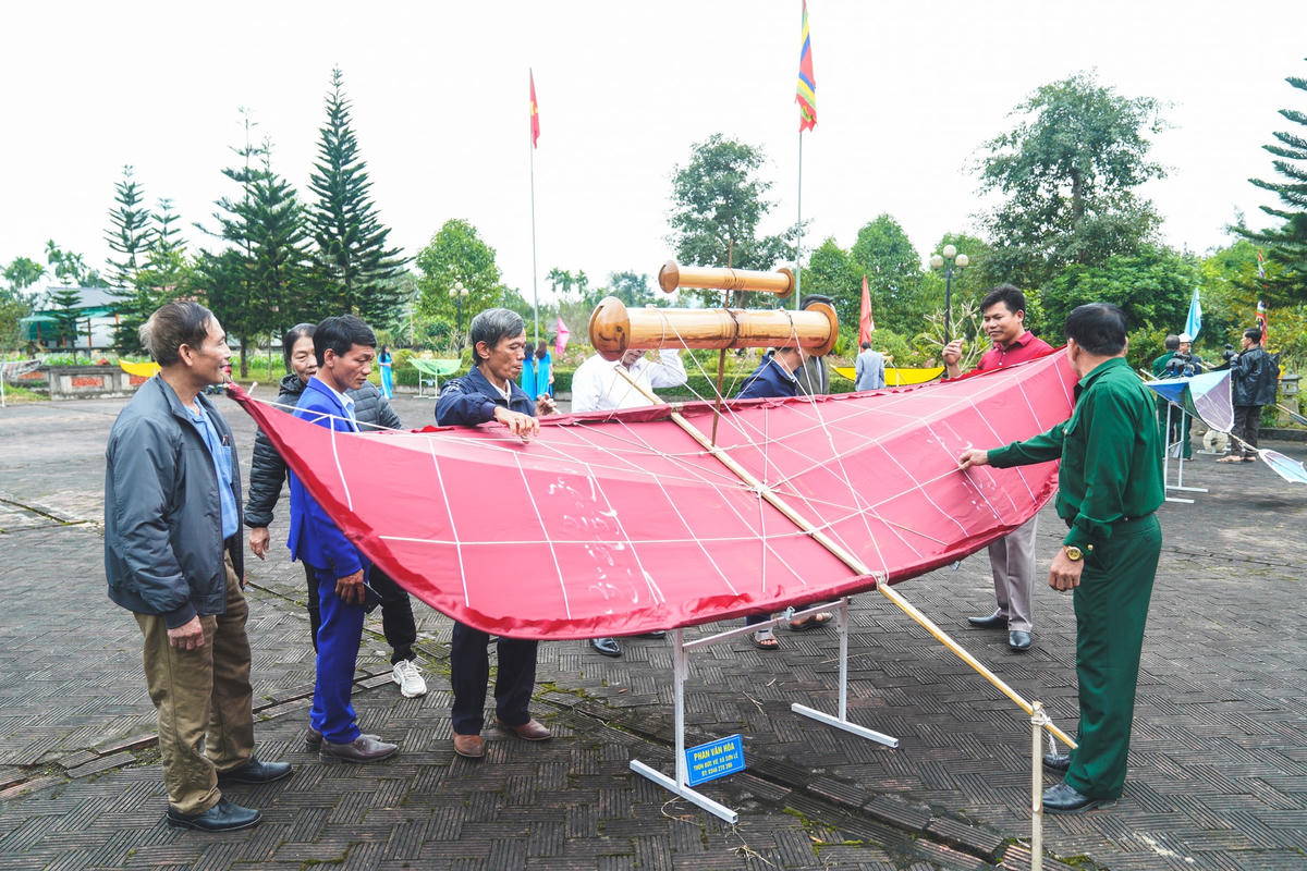 Khung diều phải làm từ các loại nguyên liệu như tre, nứa, gỗ; áo diều được may, kết, trang trí theo hình thức thủ công, dân gian...