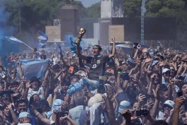 Đám đông cổ động viên Argentina trở nên phát cuồng với chức vô địch lần thứ 3 trong lịch sử do Messi và các đồng đội mang về cho đất nước (Ảnh: AP).