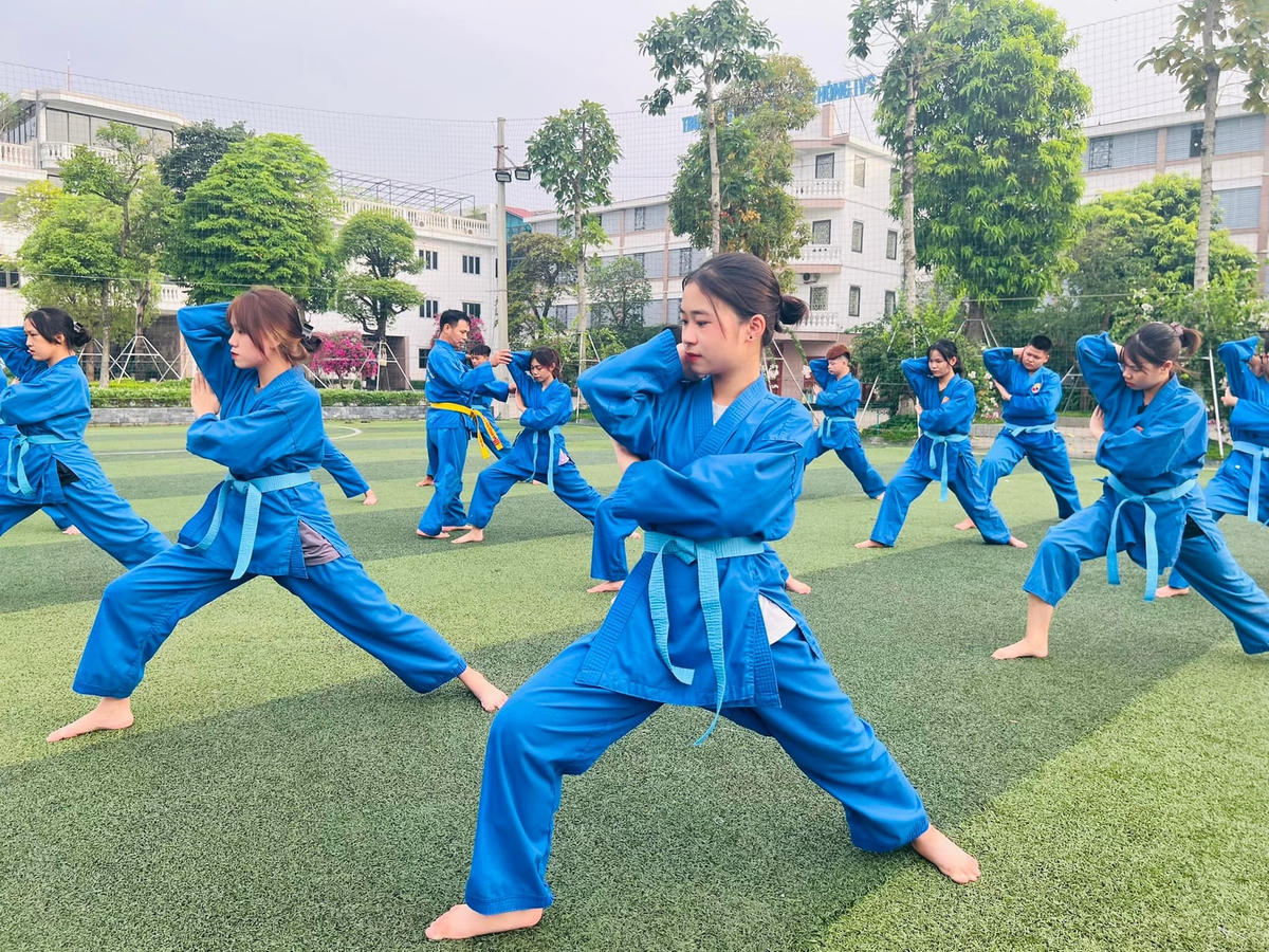 Học sinh Trường THPT IVS (Thanh Oai, Hà Nội) trong giờ học võ.