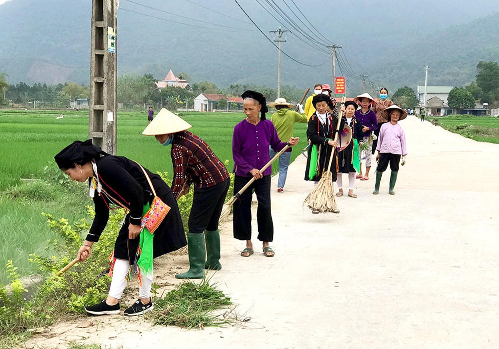 Người dân xã Thiện Kế (huyện Sơn Dương, tỉnh Tuyên Quang) duy trì nếp sống văn minh, tham gia vệ sinh đường làng ngõ xóm. Ảnh: MTDT.