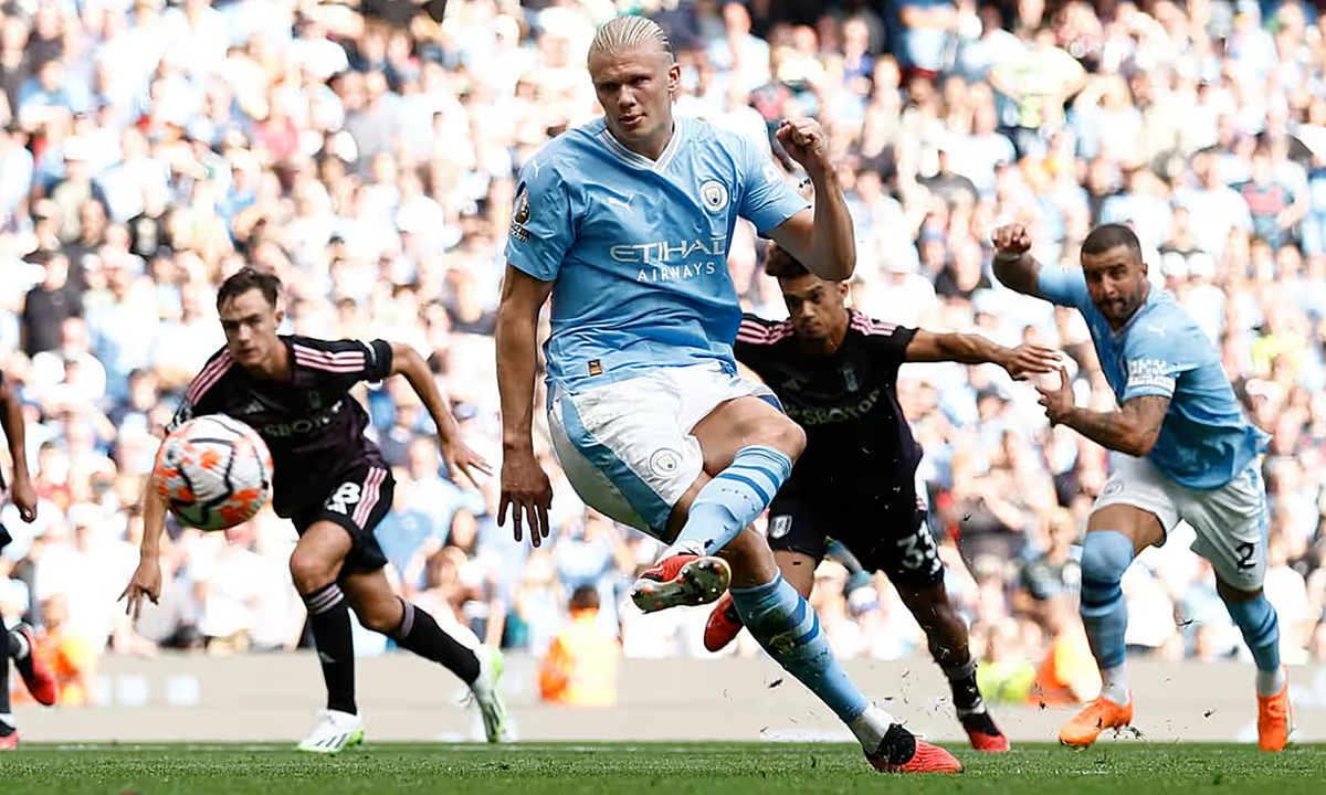 Haaland nâng tỷ số lên 4-1 cho Man City trên chấm phạt đền. Ảnh: Reuters