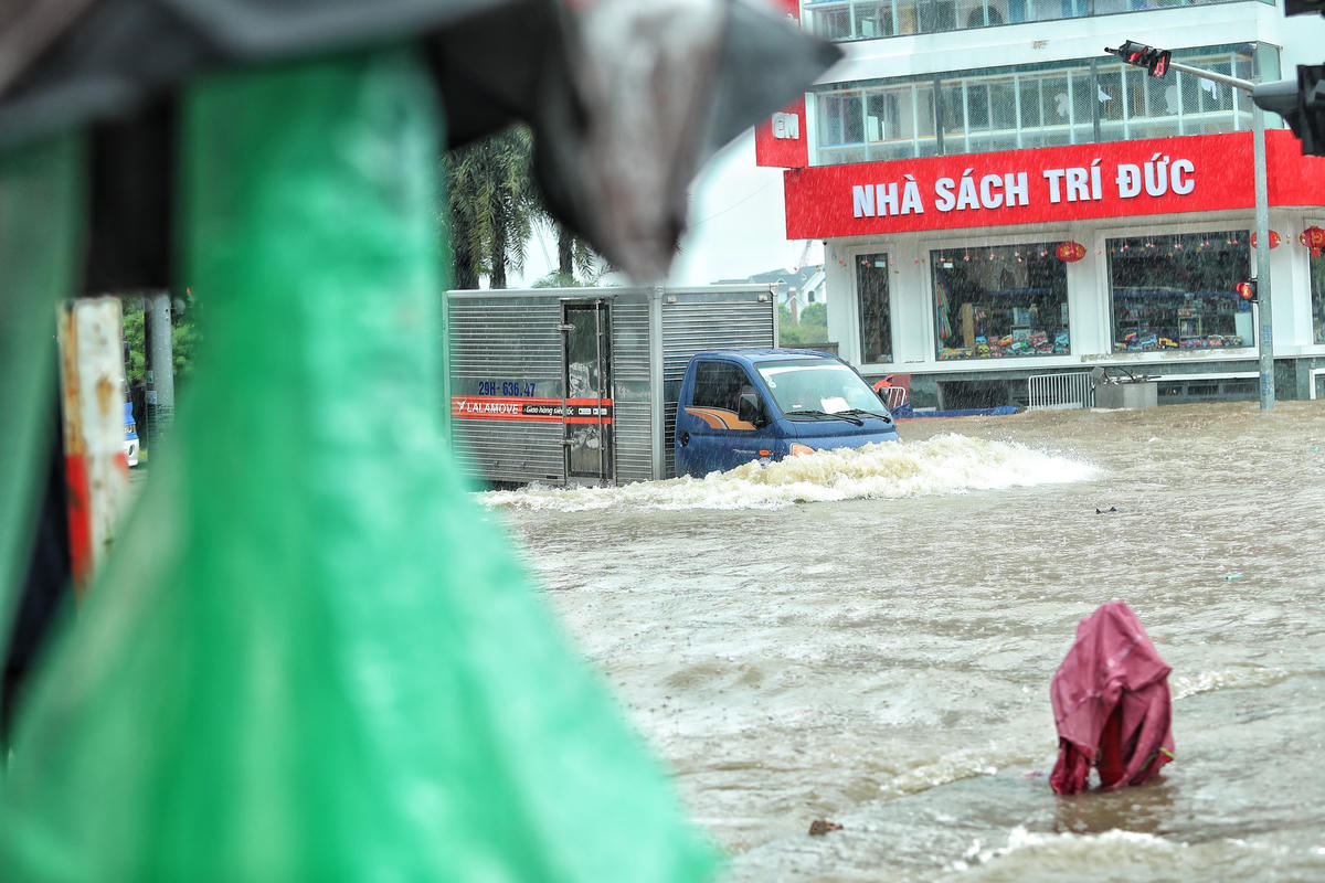 Hà Nội: Xe máy, ô tô chết máy nằm la liệt vì úng ngập