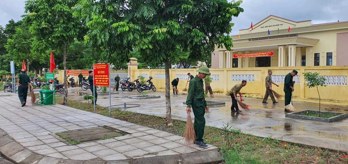 Mô hình CCB bảo vệ môi trường huyện Đầm Hà tổ chức vệ sinh trên tuyến đường thôn Trại Dinh (xã Đầm Hà) dài 1,4km.