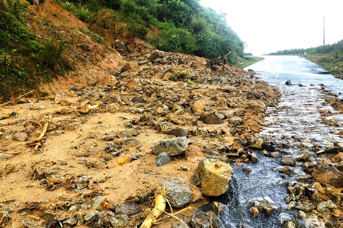 Quốc lộ 40B, đoạn qua huyện Bắc Trà My bị sạt lở nặng.
