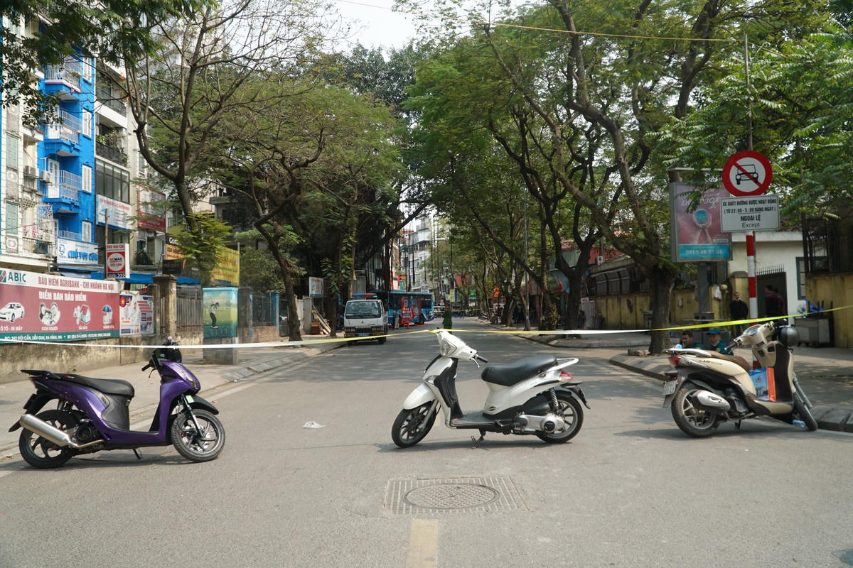 Người dân khi tham giao thông ở cả hai chiều đều phải quay đầu, phía bên trong lực lượng chức năng vẫn đang đo đạc khám nghiệm hiện trường để làm rõ nguyên nhân vụ tai nạn.