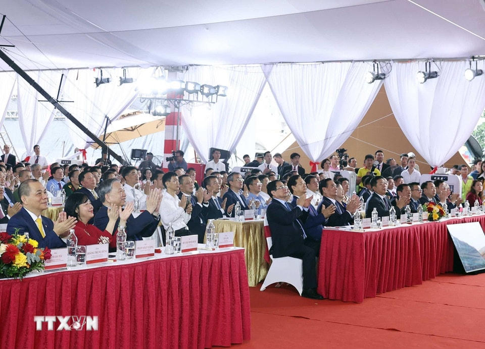 Tổng Bí thư Tô Lâm, Thủ tướng Phạm Minh Chín dự và chủ trì tại điểm cầu Trung tâm Triển lãm Việt Nam. (Ảnh: Thống Nhất/TTXVN)
