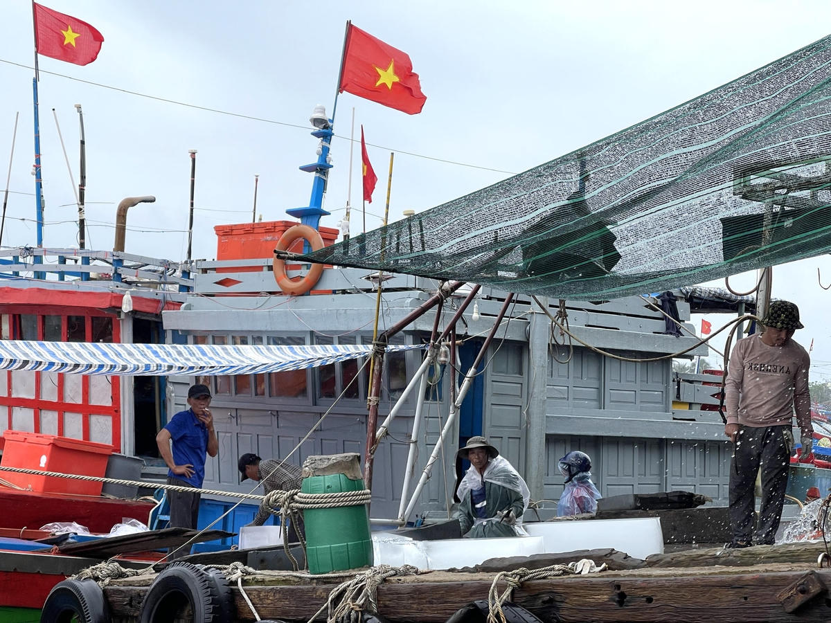 Ngư dân kiểm tra tàu cá trước khi vươn khơi.