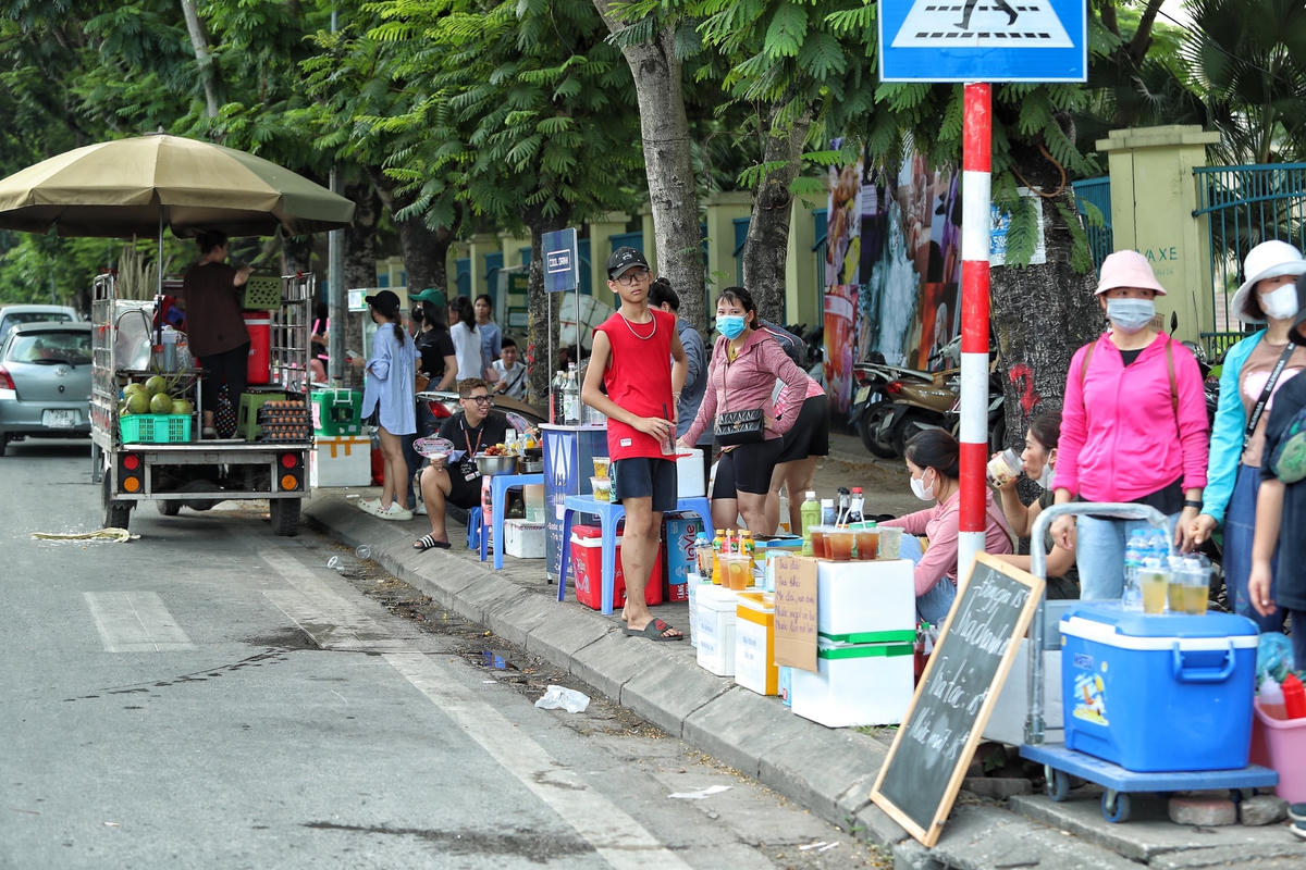 Dù tắc đường là thế, nhưng hàng loạt hàng quán vẫn ngang nhiên bày bán khiến tình trạng ùn tắc ngày càng gia tăng.
