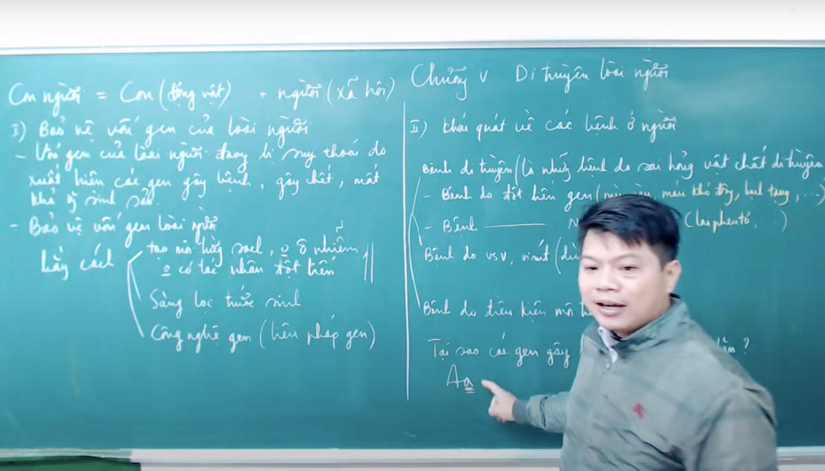 Theo thầy Phan Khắc Nghệ, đề thi cũng phát triển từ nội dung sách giáo khoa và bản chất đề thi hiện nay là người ta bám theo đề minh họa. Ảnh cắt từ clip.