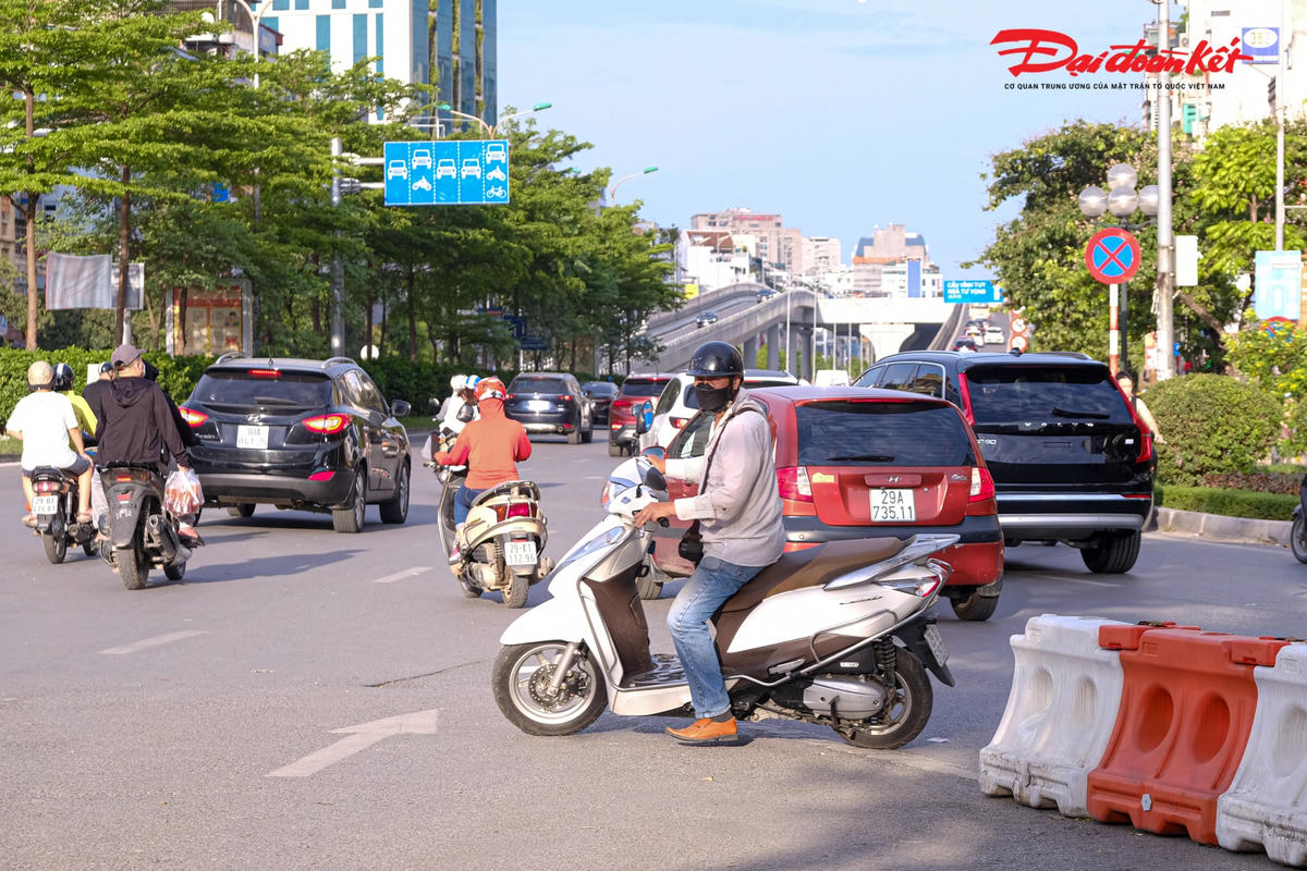 Tuy nhiên, ngay ngày đầu tiên tổ chức lại giao thông, hàng trăm người dân ngại di chuyển đến điểm quay đầu, bất chấp nguy hiểm để đi ngược chiều mặc cho lực lượng chức năng căng mình phân luồng.
