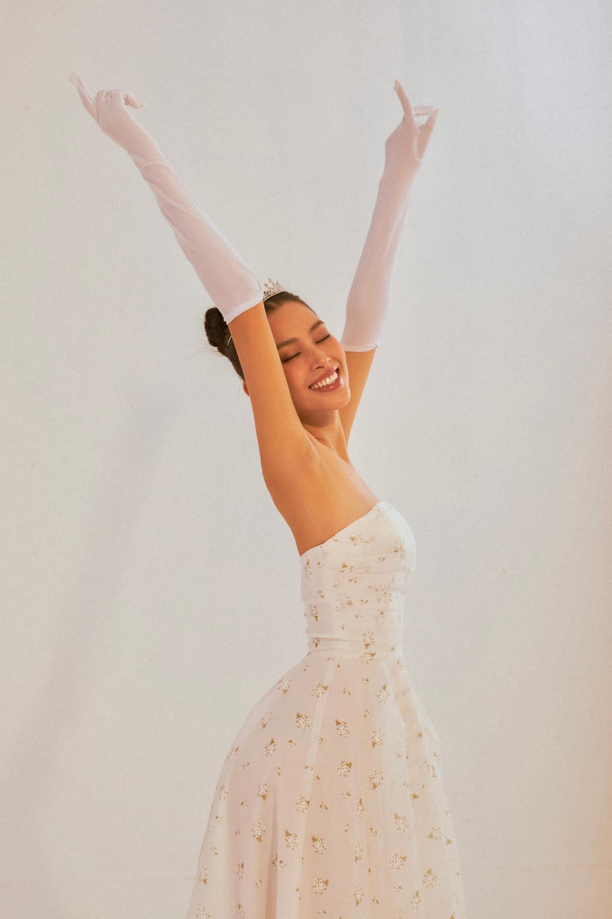 Diện váy áo rực rỡ, nàng Hậu xinh đẹp khoe nhan sắc kiêu kỳ, ngọt ngào khiến fan mê đắm. 