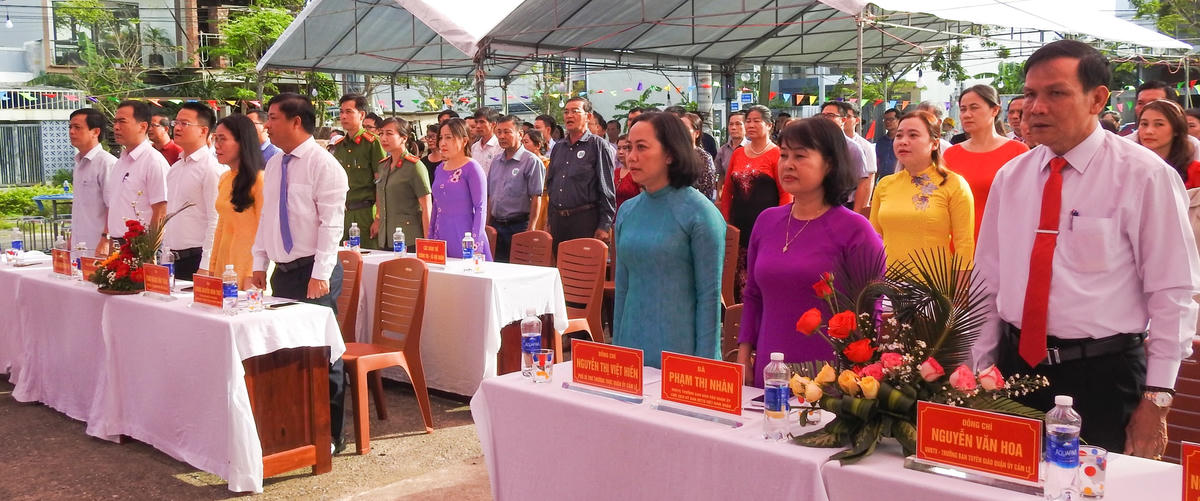 Lãnh đạo Thành ủy, HĐND, UBND, UBMTTQ Việt Nam TP Đà Nẵng và lãnh đạo Quận ủy, UBND, Ủy ban MTTQ Việt Nam quận Cẩm Lệ đến dự, chung vui Ngày hội Đại Đoàn Kết toàn dân tộc với Khu dân cư 24 phường Hòa Xuân. Ảnh: Thanh Tùng.