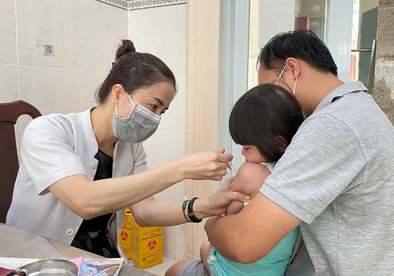 Tiêm chủng mở rộng cho trẻ em. Ảnh: TL.
