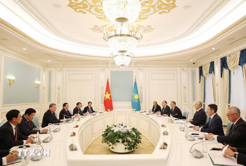 Tổng Bí thư Tô Lâm và Tổng thống Kazakhstan Kassym-Jomart Tokayev hội đàm cấp Nhà nước. (Ảnh: Thống Nhất/ TTXVN)