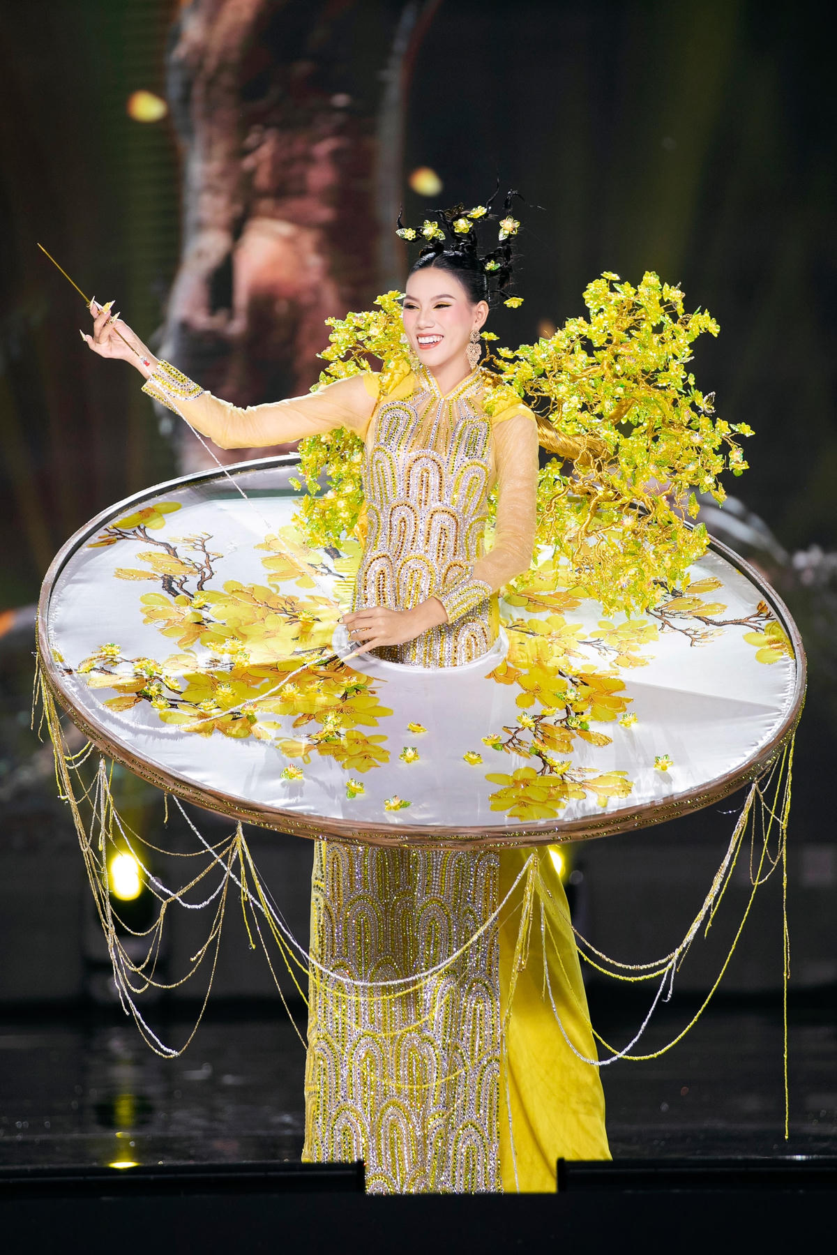 Giải thưởng Best National Costume sẽ được công bố trong đêm Chung kết sắp tới vào ngày 27/8 tới. Bên cạnh phần thưởng giá trị, thì bộ trang phục dành chiến thắng cũng sẽ được đồng hành cùng tân Hoa hậu Hòa bình Việt Nam - Miss Grand Vietnam 2023 tham gia Miss Grand International 2023. Bên cạnh đó top 3 thiết kế National Costume đẹp nhất cũng sẽ có cơ hội đồng hành cùng các đại diện Việt Nam tại các cuộc thi nhan sắc quốc tế. 