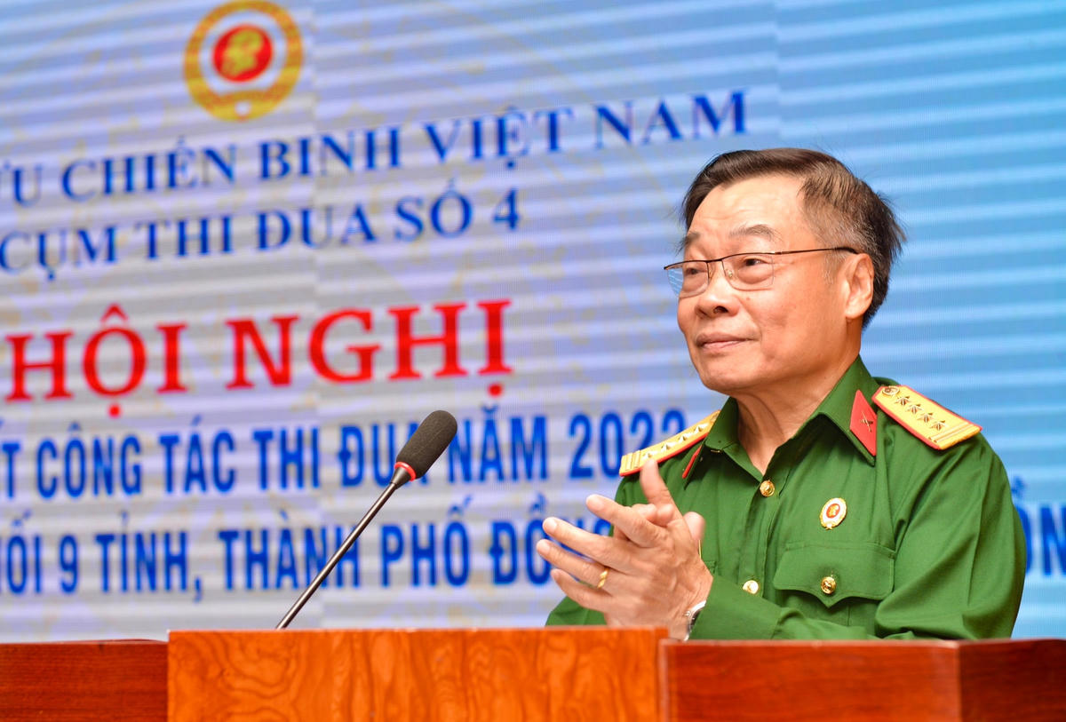 Đại tá Đàm Huy Đắc, Chủ tịch Hội CCB tỉnh Quảng Ninh, Cụm trưởng Cụm thi đua số 4 phát biểu khai mạc Hội nghị.
