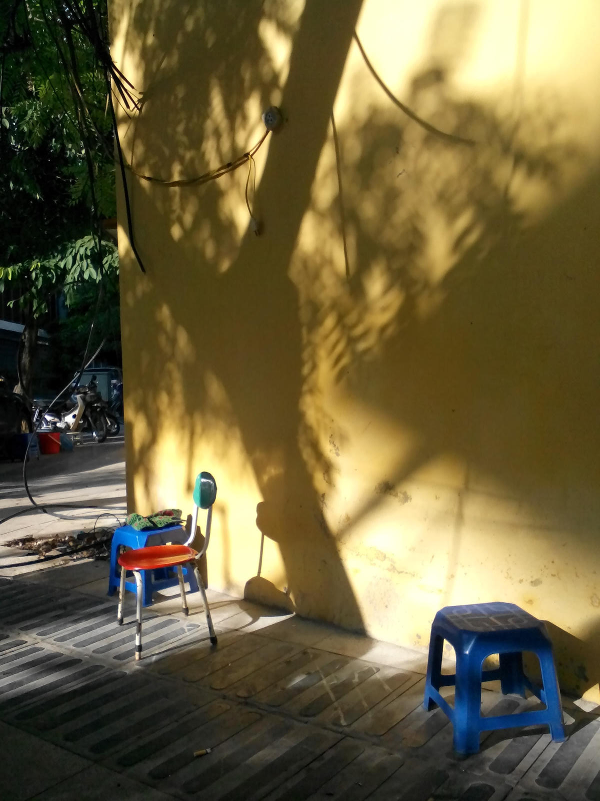 Vỉa hè, nơi có những câu chuyện phải ngồi xuống mới “cảm” được.  Ảnh: Thư Hoàng.