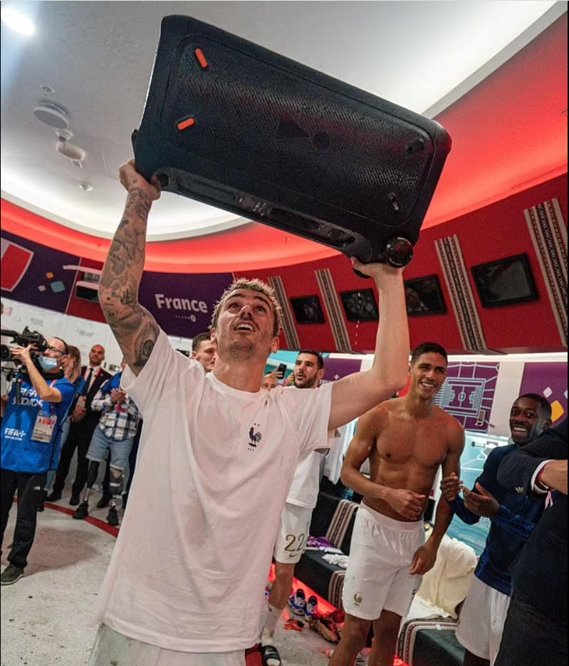 Cầu thủ Antoine Griezmann cầm loa chạy quanh phòng thay đồ. Ảnh: FFF.