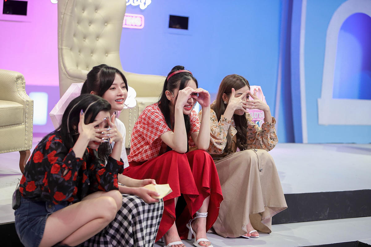 Biểu càm hài hước của dàn khách mời khi xem phân đoạn tình cảm do Trần Vân và Thuận Quang thể hiện. Ảnh: Perfect Universe.