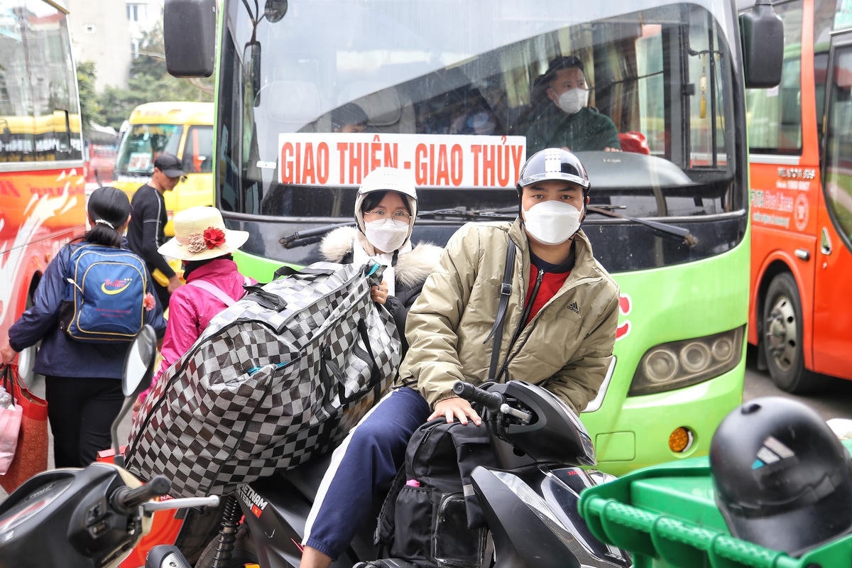 Càng về chiều lượng hành khách đến bến xe Giáp Bát ngày càng đông.