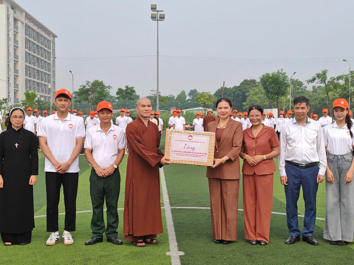 Phó Chủ tịch UBTƯ MTTQ Việt Nam Hà Thị Nga động viên Khối đại đoàn kết toàn dân tộc tham gia diễu hành A80 