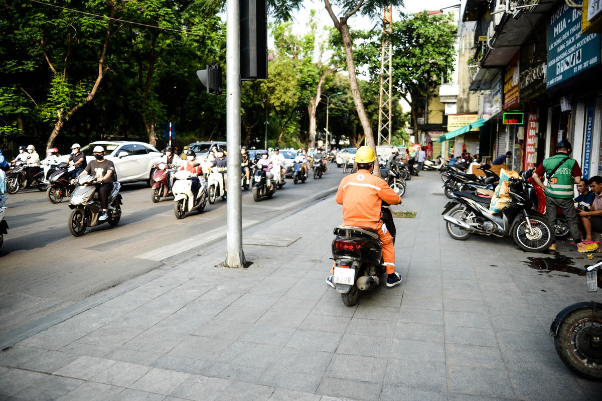 Đi ngược chiều nhưng không muốn chen lấn, nhiều người còn ngang nhiên đi xe lên vỉa hè. Tiện thể lấn chiếm làn đường của người đi bộ.