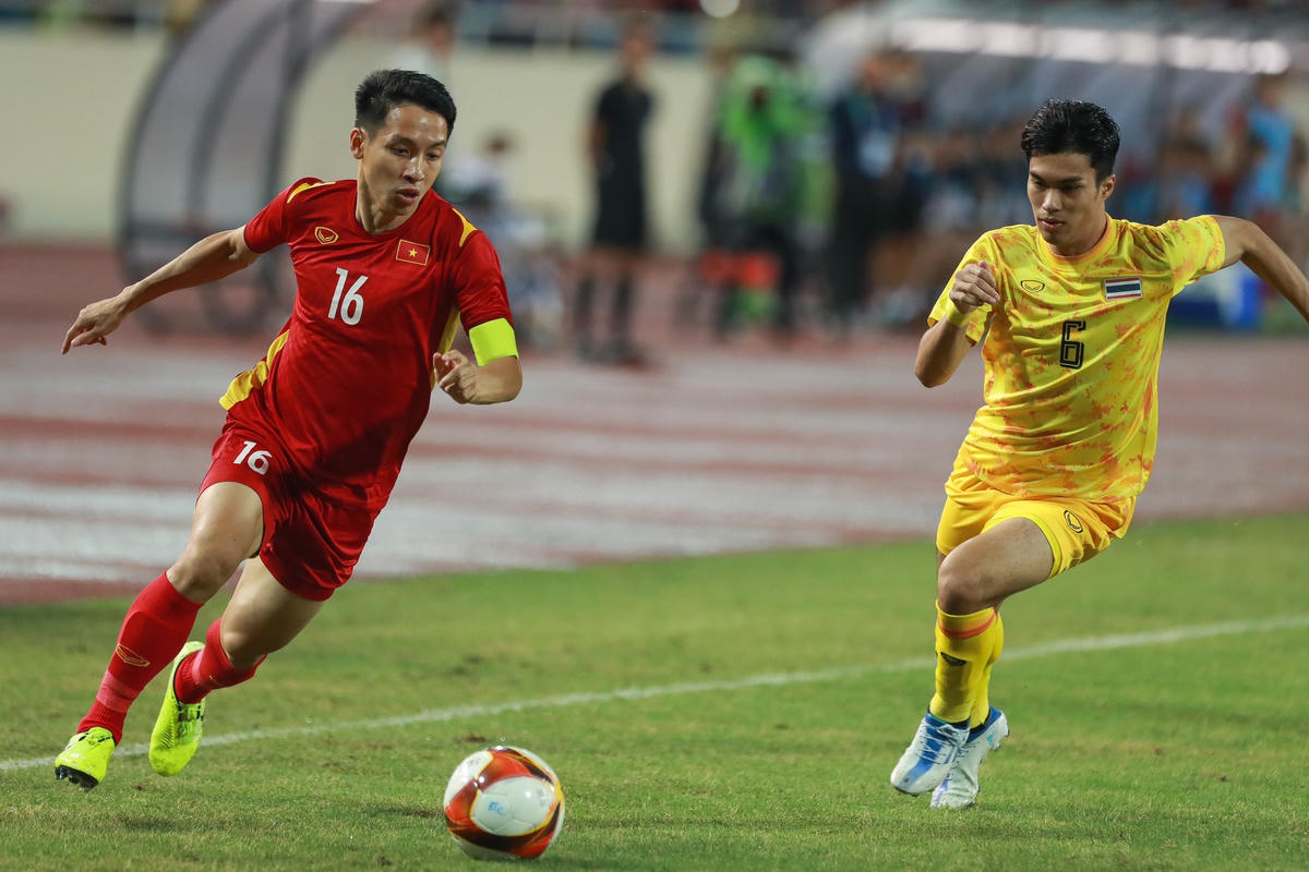 Trước trận đấu, nhiều chuyên gia đánh giá tuyển bóng đá U23 Việt Nam và U23 Thái Lan cân sức, cân tài.