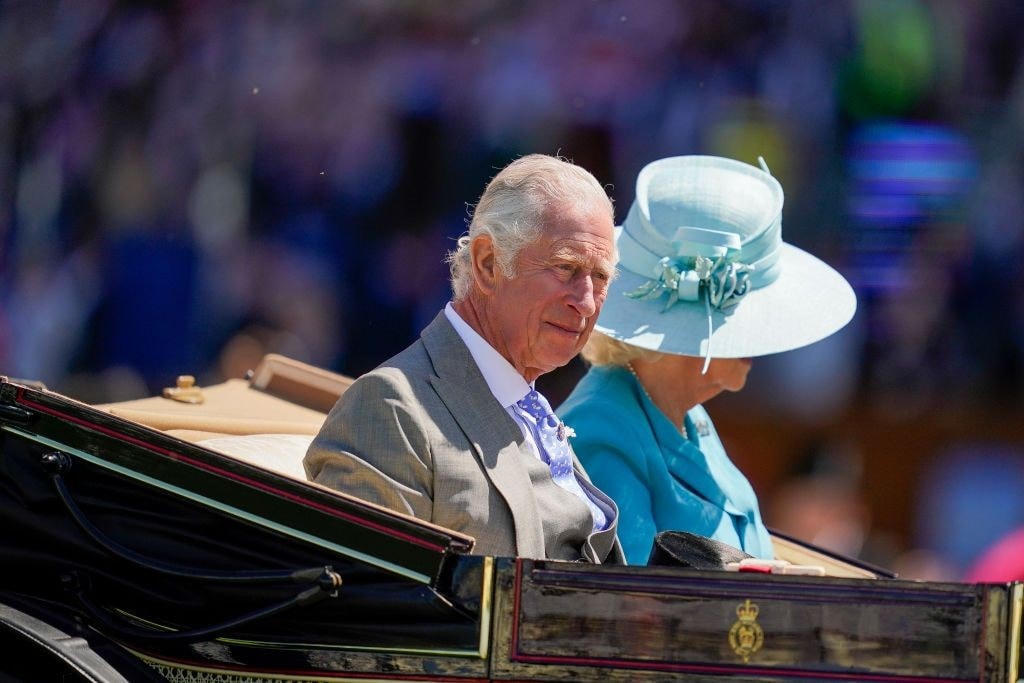 Dẫn đầu lễ diễu hành ngày khai mạc là vợ chồng Thái tử Charles và Camilla. Nữ công tước xứ Cornwall đã chọn một bộ quần áo màu xanh của Anna Valentine, kết hợp cùng chiếc mũ ton-sur-ton của Philip Treacy.