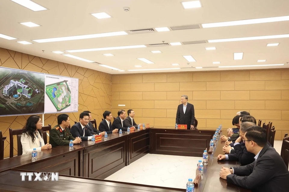 Tổng Bí thư Tô Lâm nói chuyện với Ban Giám đốc Bệnh viện Đa khoa tỉnh Nam Định. (Ảnh: Thống Nhất/TTXVN)