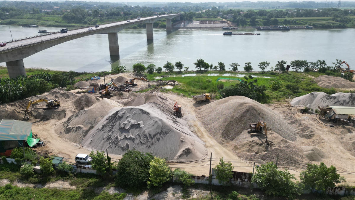 Khu bến bãi trên đất nông nghiệp của Công ty Thường Xuyên dù đã bị kiểm tra, xử phạt nhiều lần nhưng vẫn hoạt động.