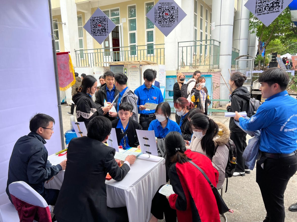 Nhiều học sinh, sinh viên được tư vấn, định hướng nghề nghiệp tại Ngày hội.