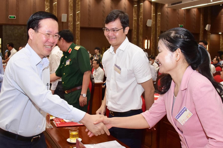Thường trực Ban Bí thư Võ Văn Thưởng với đại biểu dự hội nghị.        Nguồn: HNM