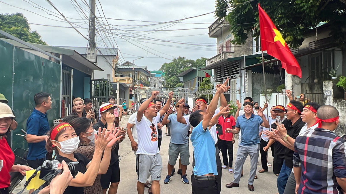 Người dân khu phố 7, phường Đông Cương diễu hành, ăn mừng chiến thắng của Xuân Mạnh tại Olympia 2023.  