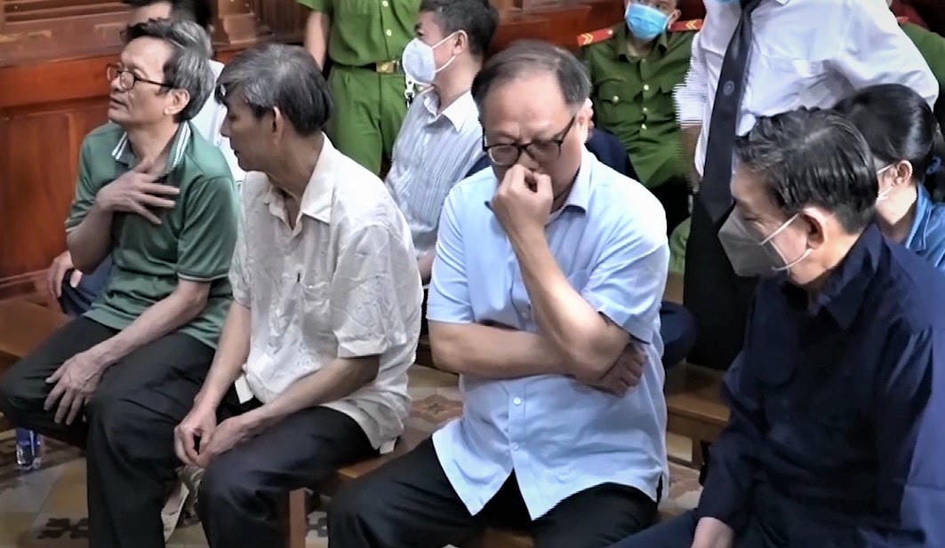 Ngoài xin HĐXX xem xét khoan hồng cho mình, bị cáo Tất Thành Cang cũng xin giảm án cho thuộc cấp khi tòa tuyên án. (ảnh: Trung Hậu).