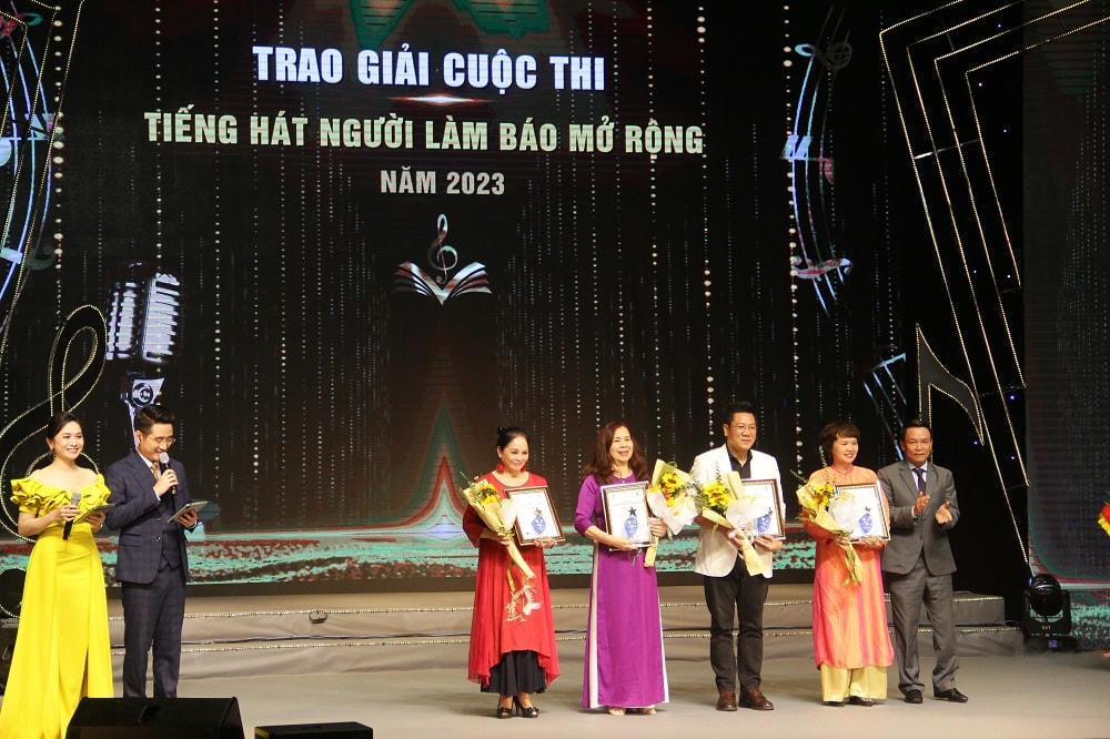 Ban Tổ chức tặng hoa và kỷ niệm chương cho Hội đồng Giám khảo.