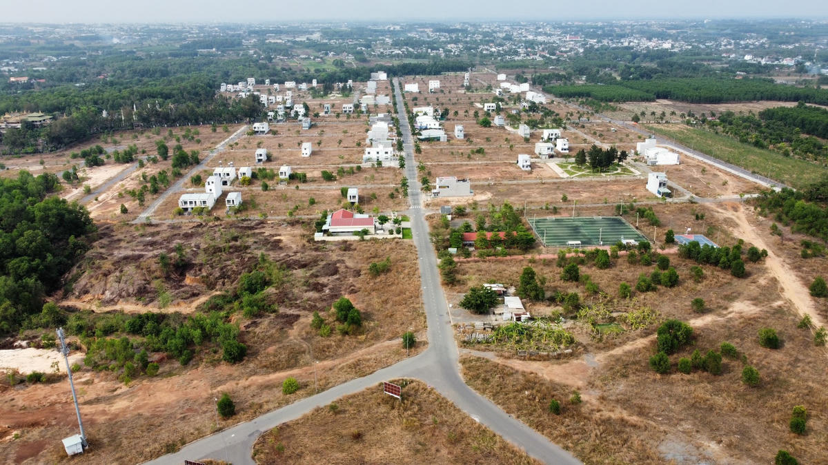 Cách đó không xa là dự án The Viva City (KDC Dịch vụ Giang Điền) cũng của công ty này. Đây cũng là một trong những dự án khiến khách hàng đau đầu không kém vì mua đất, nhà nhưng chưa nhận được Giấy CNQSD đất. Ảnh: Mạnh Thìn.