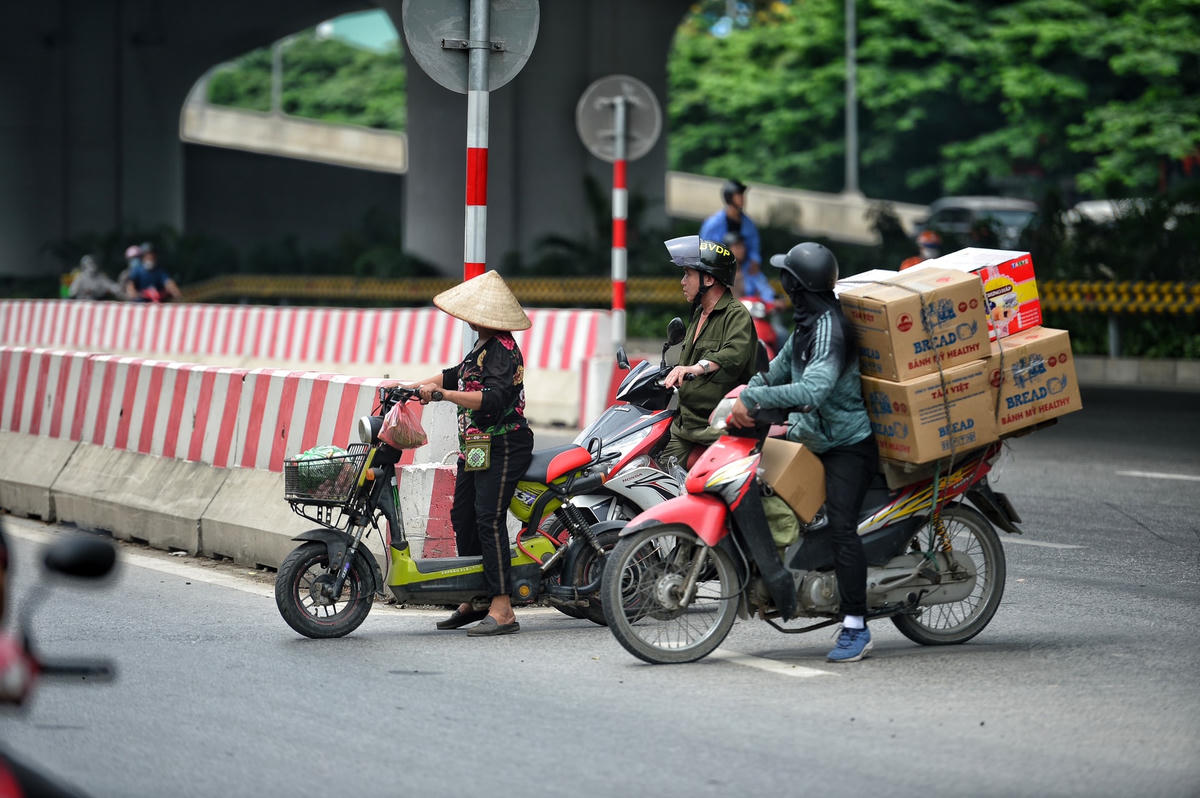 Trêu đùa 'tử thần' người dân liều lĩnh đi ngược chiều về nhà